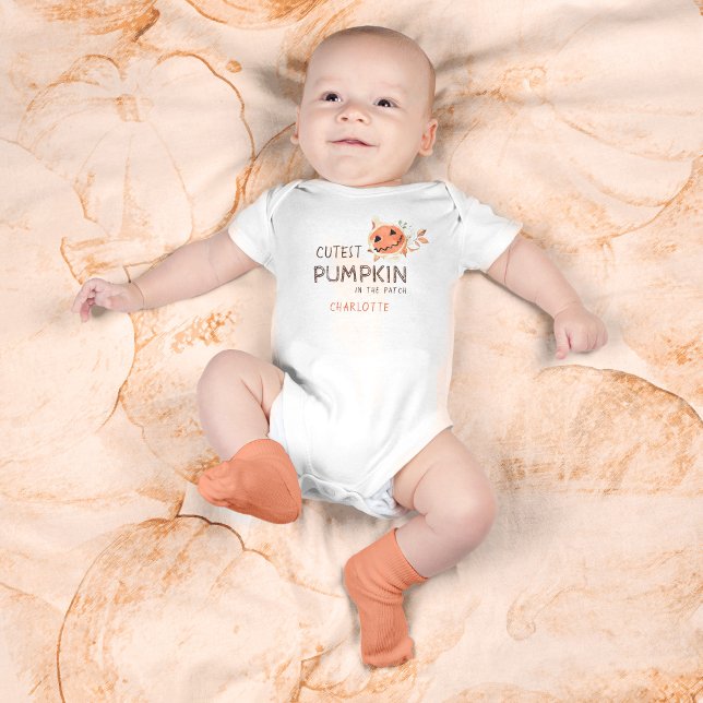 Body Para Bebê Abóbora Mais Fofa Do Halloween (Cutest Pumpkin in the Patch Handdrawn Halloween Baby Bodysuit ©Susanne Sachers - Sunny Mind Design)
