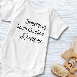 Body Para Bebê Alguém Em..Me Ama Texto Preto Personalizado