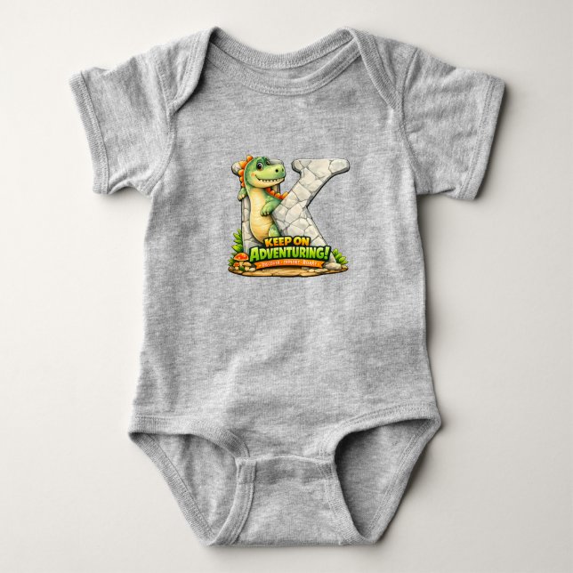 Body Para Bebê 🦖✨ Alphabet Dino “K” Baby Jersey Bodysuit 👶💚 (Frente)