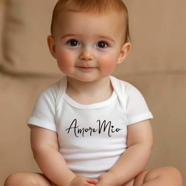 Body Para Bebê Amore Mio Chic Black Script on White (White baby bodysuit featuring elegant black 'Amore Mio' script, perfect for Italian-inspired gifts o)