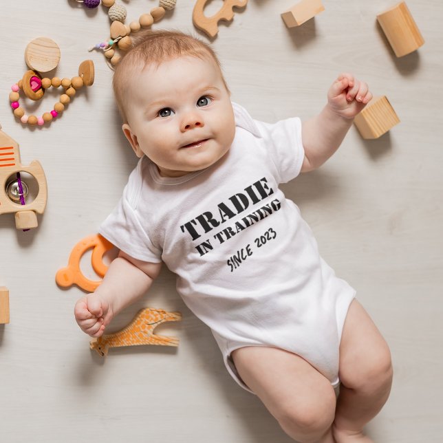 Body Para Bebê Ano Personalizado "Tradie in Training" Engraçado (Criador carregado)