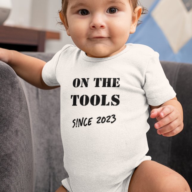 Body Para Bebê Ano Personalizado - Tradie "On The Tools" (Criador carregado)