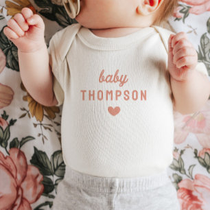Body Para Bebê Anúncio de Coração Rosa de Nome do Bebê Personaliz
