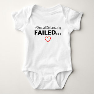 Body Para Bebê Anúncio de Gravidez com Falha na Distância Socia