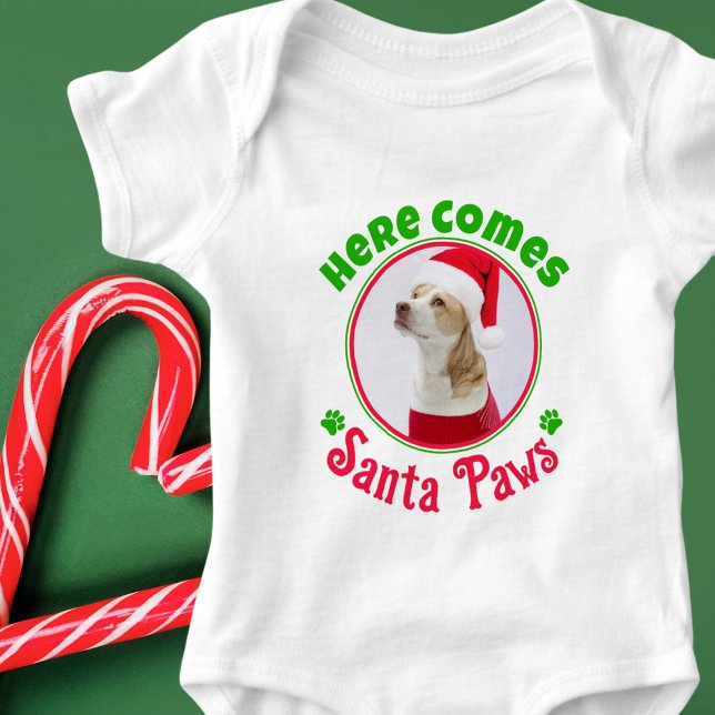Body Para Bebê Aqui Vem o Papai Noel Patas Natal Cachorro Foto Ve (Here comes Santa Paws - cute baby bodysuit with your dog's photo. Red and Green text and accents)