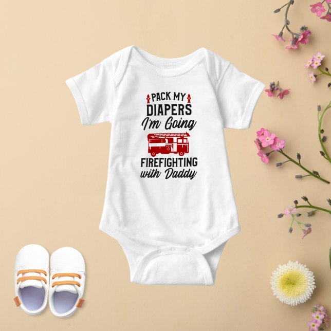 Body Para Bebê Arrume minhas Fraldas que vou lutar com Pai (Criador carregado)