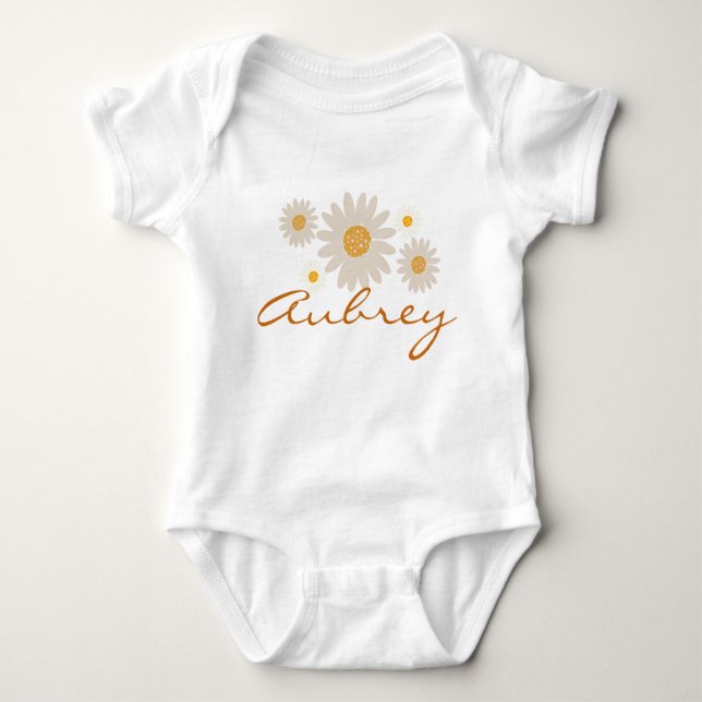 Body Para Bebê Aubrey name reveal retro daisy boho flower design (Frente)