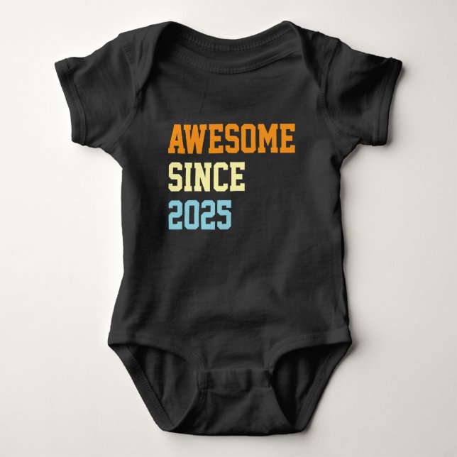 Body Para Bebê Awesome Since 2025 1st Birthday Funny (Frente)