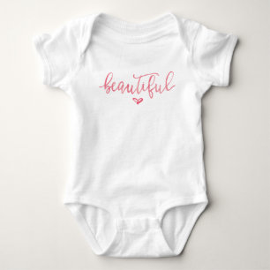 Body Para Bebê BABY OUTFIT ONSIE Script Bonito e Rosa Moderno