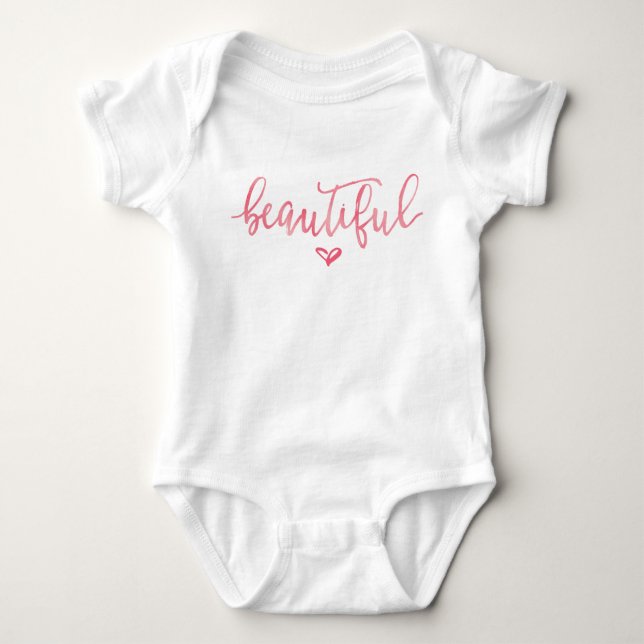Body Para Bebê BABY OUTFIT ONSIE | Script Bonito e Rosa Moderno (Frente)