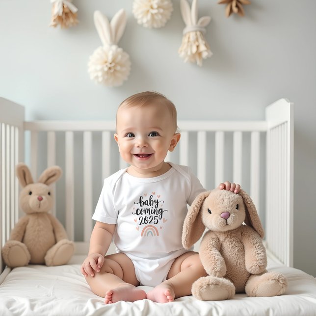 Body Para Bebê Bebê Chegando 2025 Rainbow Baby (Baby Coming 2025 Rainbow Baby Bodysuit)