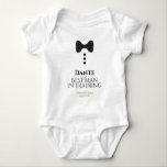 Body Para Bebê Bonito homem na formação de casamento de gravata n<br><div class="desc">Esta peça divertida de bebê é projetada como um favor ou uma festa de casamento. O design apresenta uma imagem de uma gravata de arco preta e três botões em um fundo branco. O texto lê Melhor Homem em Treinamento e tem um lugar para digitar seu nome, assim como o...</div>