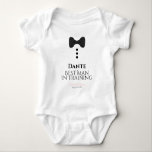 Body Para Bebê Bonito homem na formação de casamento de gravata n<br><div class="desc">Esta peça divertida de bebê é projetada como um favor ou uma festa de casamento. O design apresenta uma imagem de uma gravata de arco preta e três botões em um fundo branco. O texto lê Melhor Homem em Treinamento e tem um lugar para digitar seu nome, assim como o...</div>
