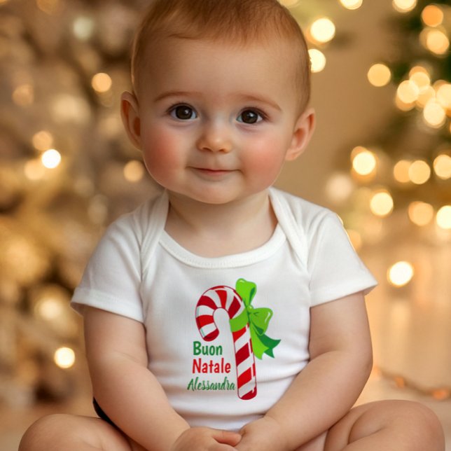 Body Para Bebê Buon Natale Candy Cane - Italian Merry Christmas (White baby bodysuit with candy cane tied in green bow, festive Italian Merry Christmas design for in)