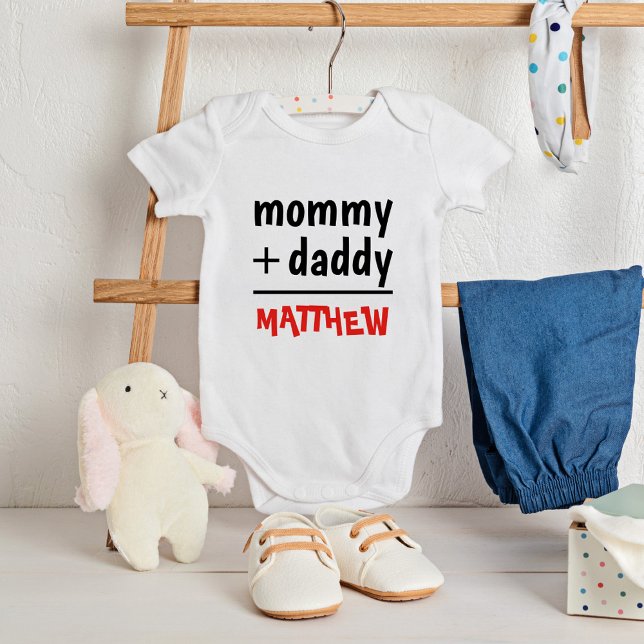Body Para Bebê Chá de fraldas de Texto Vermelho do Nome do Pai do (Mommy Daddy Baby Boy Name Red Text Baby Shower Baby Bodysuit)