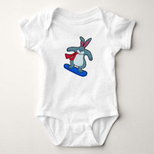Body Para Bebê Coelho como Snowboarder com Snowboard e Scarf