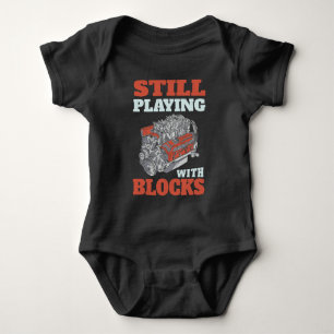 Body Para Bebê Continuando brincando com blocos mecânicos