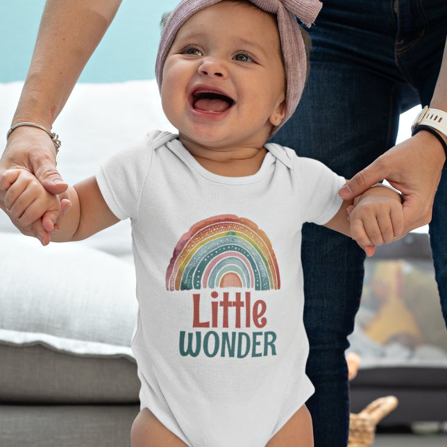Body Para Bebê Cores Boho Retro Arco-íris Pequena Maravilha (Little Wonder Boho Baby Bodysuit with retro colored rainbow)