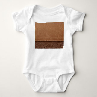 Body Para Bebê Couro picado: cinza, fundo preto.