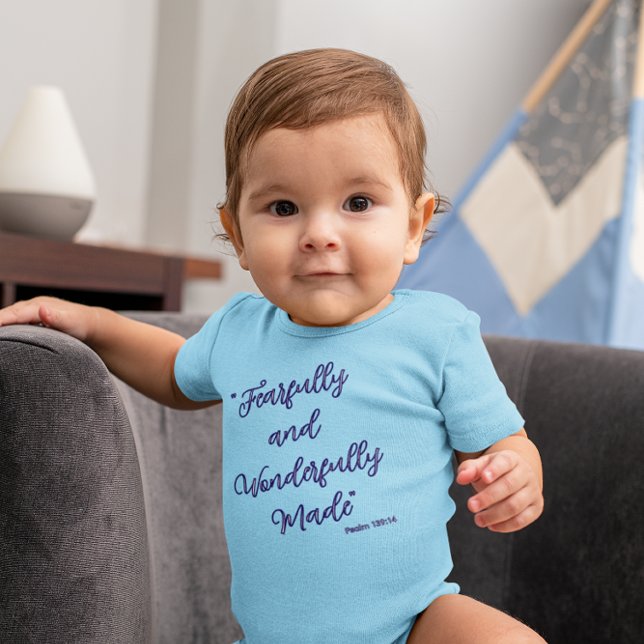 Body Para Bebê "Criado com Temor e Maravilha" Versículo da Bíblia (Criador carregado)