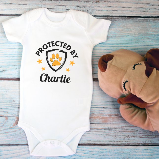 Body Para Bebê Cubo de Nome Personalizado de Cachorro "Protegido  ("Protected By" Custom Dog Name Cute Baby Bodysuit)