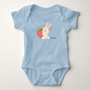 Body Para Bebê CUTE BUNNY Abraçando um macacão de morango