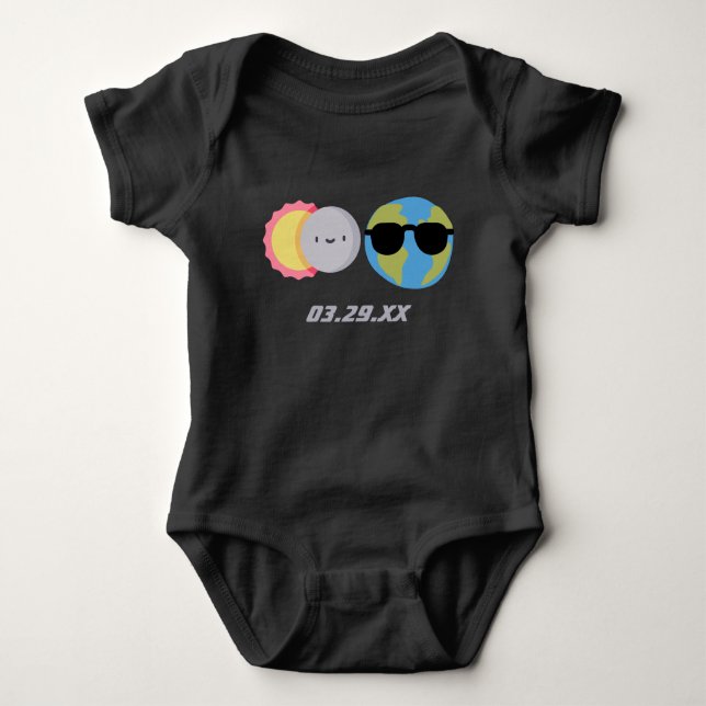 Body Para Bebê Data Personalizada do Eclipse Solar de Cartoon de  (Frente)