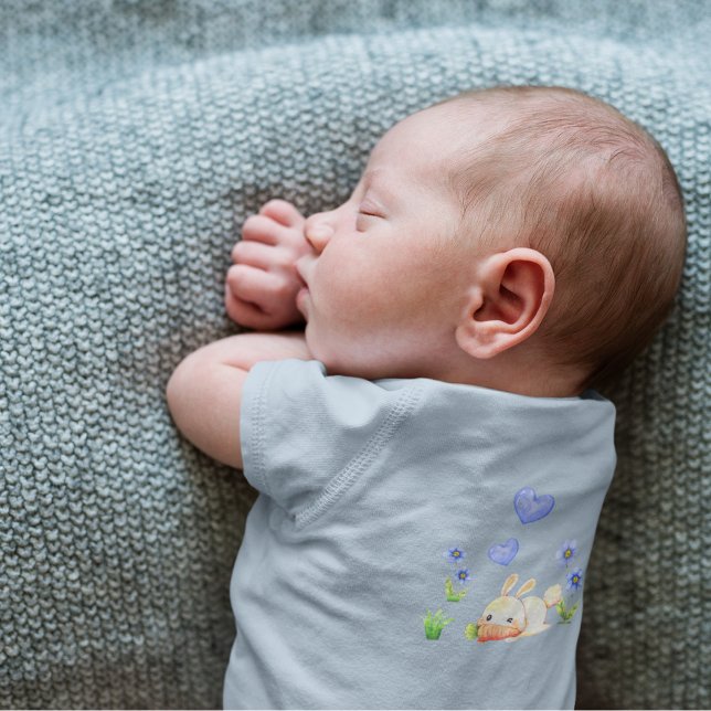 Body Para Bebê Desenho Animado de Coelho com Cenoura (Rabbit With Carrot Cartoon Draw Baby Bodysuit)