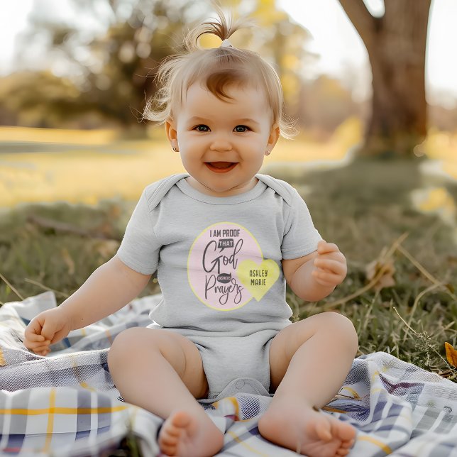 Body Para Bebê Deus Personalizado Responde às Orações (Personalized Quote God Answers Prayers Baby Bodysuit)