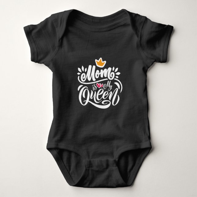 Body Para Bebê Elegante Design Typografia Mãe É Minha Rainha (Frente)