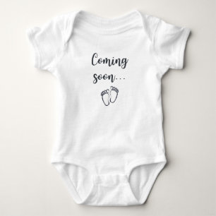 Body Para Bebê Em breve. Anúncio de gravidez com pés de bebê