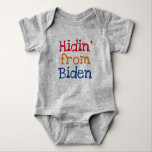 Body Para Bebê Escondido do Biden Funny Baby<br><div class="desc">Escondendo-se do Biden,  citação engraçada dizendo para crianças pró-Trump. Piada de comédia hilariante para o chá de fraldas conservador ou nova mãe ou pai republicana.</div>