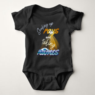 Body Para Bebê Fazendo Rays e Tomando Nomes no Verão
