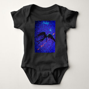 Body Para Bebê Figura alada escura voando através do espaço & Nom