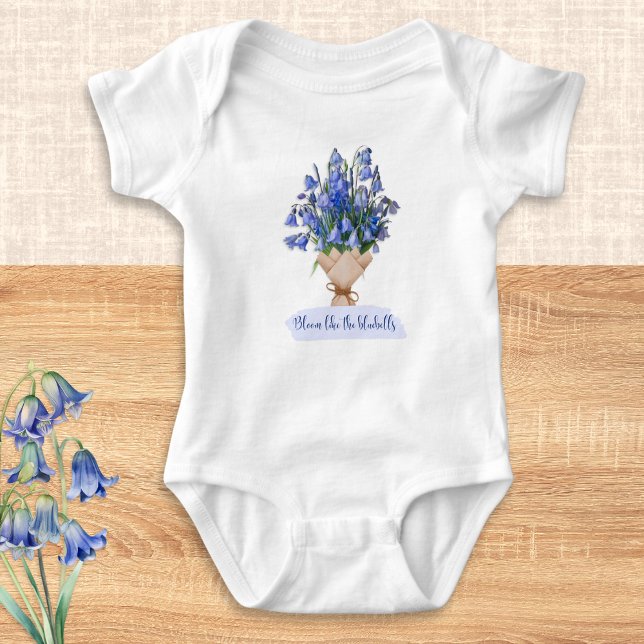 Body Para Bebê Floresça Como As Campainhas Flores Azuis Bonitas (A cute baby bodysuit with bluebells picture and 'Bloom like the bluebells' wording)