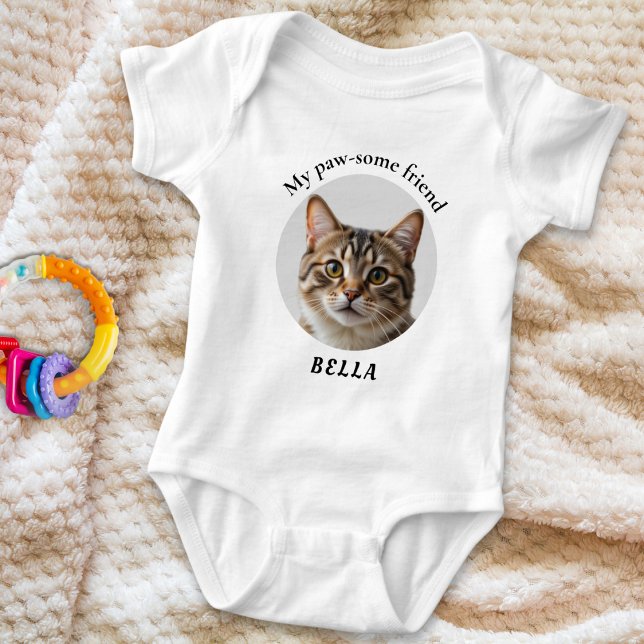 Body Para Bebê Foto de Amigo Pet Fofíssimo (A baby bodysuit with custom pet photo, 'My paw-some friend' above and pet's name under the picture)