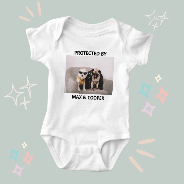 Body Para Bebê Foto Engraçada Personalizada Protegida Por Cães (Personalized Funny Protected By Dogs Photo Baby Bodysuit
)