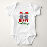 Body Para Bebê Funny Hippo Christmas Pun<br><div class="desc">Hippy Holidays desses dois hippos engraçados de Natal. Hippopotamus em Papai Noel bonitinho chapia vermelho e verde. Adoro animais divertidos que me desejam férias felizes. Roupa para bebês de humor animal selvagem.</div>