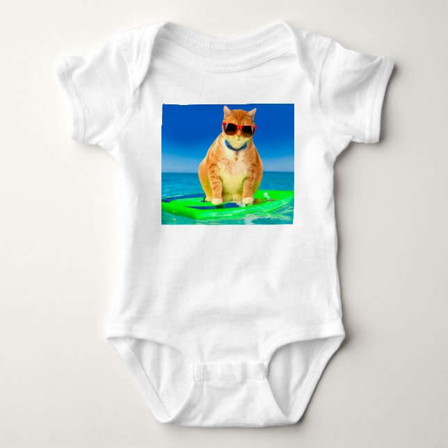 Body Para Bebê Gato com óculos de sol surfando no oceano (Frente)