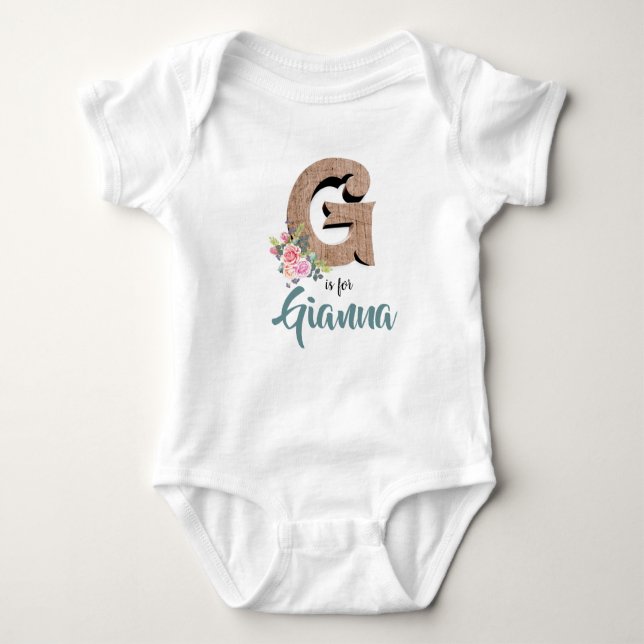 Body Para Bebê Gianna Name Reveal Wood Letra Floral Girl Romper (Frente)