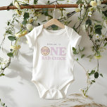 Body Para Bebê Groovy Girl Checked Happy Face | PRIMEIRO ANIVERSA<br><div class="desc">Celebrar as vossas raparigas de primeira festa de aniversário com a nossa lavanda divertida, com o saltador de aniversários 'UM PINTINHO RAD'. Este design apresenta um rosto feliz fácil de amar com óculos de sinais de paz e padrões lavandas ondulados.</div>