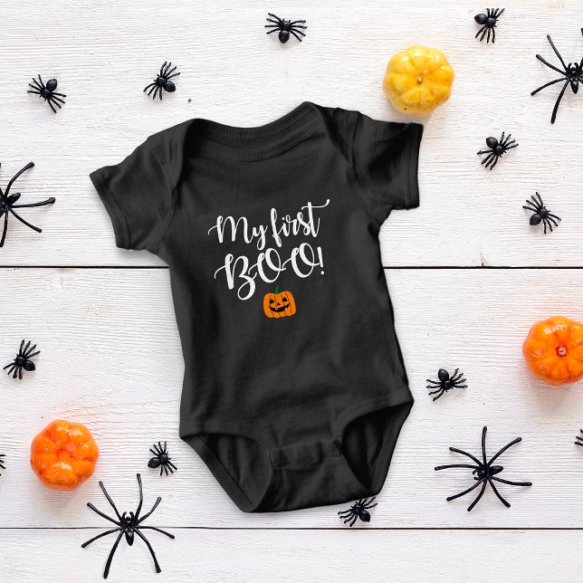 Body Para Bebê Halloween Meu Primeiro Boo! Abóbora (Cute Halloween Pumpkin My First Boo! Baby Bodysuit)