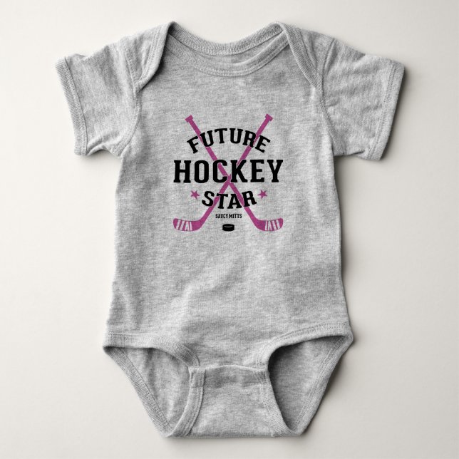 Body Para Bebê Hockey Baby Girl Future Hockey Star Pink Sticks (Frente)