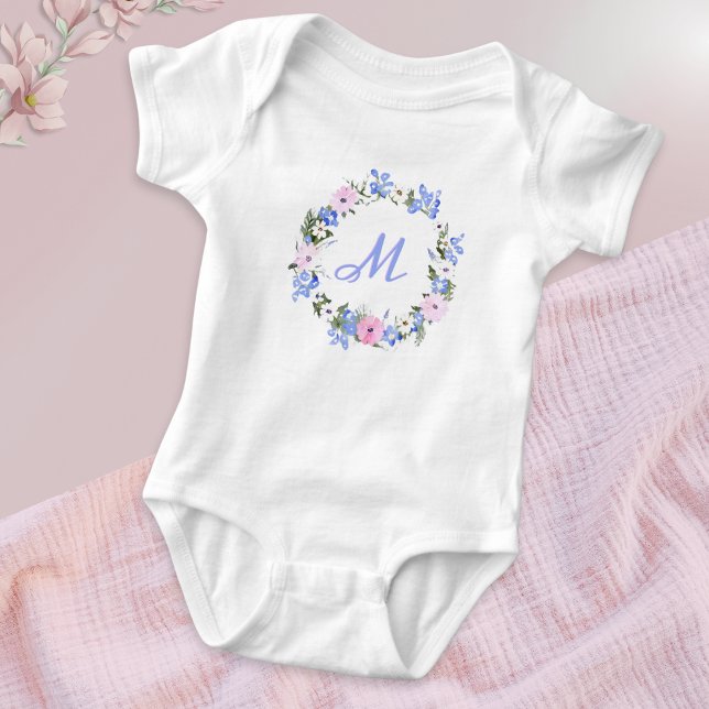 Body Para Bebê Iniciais Florais Flor Circle Bonito Monogramado (A pretty baby bodysuit with pink, blue and white flowers in a circle around a monogrammed initial)