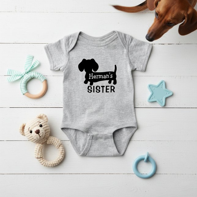 Body Para Bebê Irmãzinha do Dachshund Personalizado com Nome (Add little sister's dog's name - personalized dachshund baby outfit for baby showers)