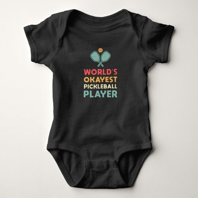 Body Para Bebê Jogador de Pickleball Retro do Mundo mais Okayest (Frente)