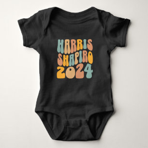 Body Para Bebê Kamala Harris Shapiro Texto Ondulado Retro na Moda