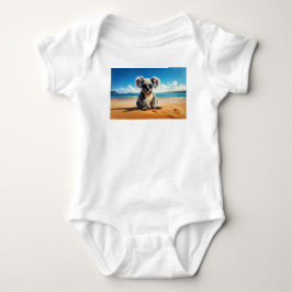 Body Para Bebê Koala em uma praia arenosa