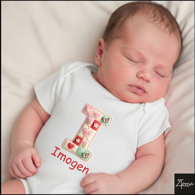 Body Para Bebê Letra Inicial I de Patchwork Matelassê para Berçár (This is a sample design. There are several models to choose from, with the name and color changed.)