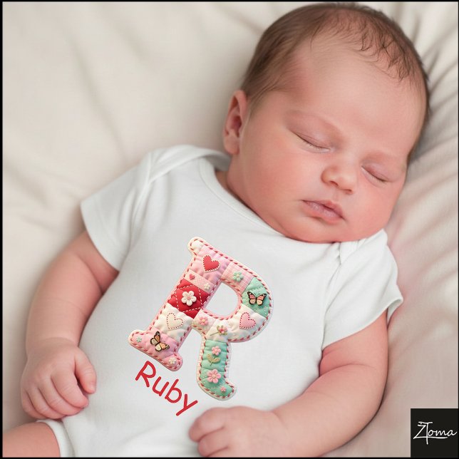 Body Para Bebê Letra Inicial R de Patchwork Matelassê para Berçár (This is a sample design. There are several models to choose from, with the name and color changed.)